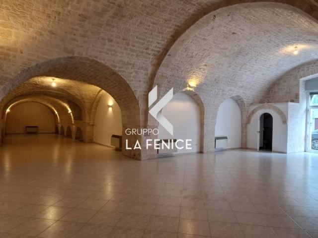 Locale Commerciale in affitto a Puglia, Bari