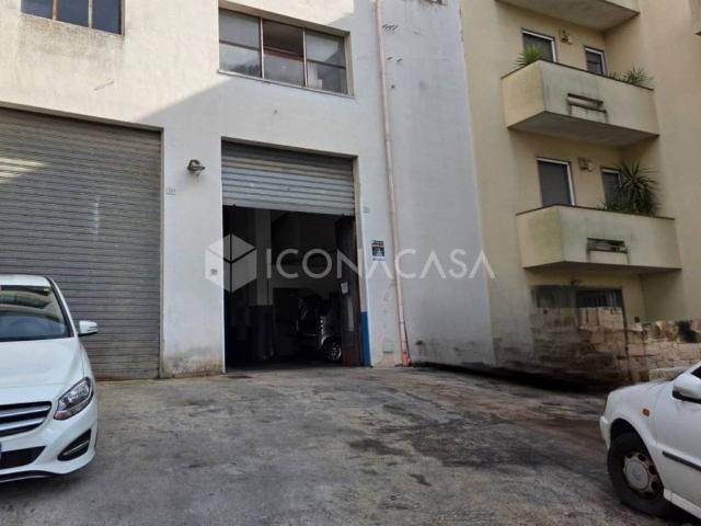 Locale Commerciale in vendita a Puglia, Bari