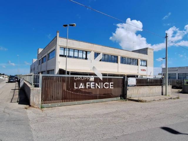 Locale Commerciale in vendita a Puglia, Bari