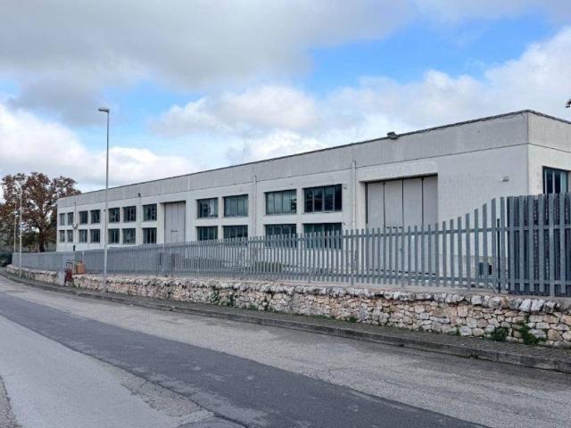Locale Commerciale in vendita a Puglia, Bari