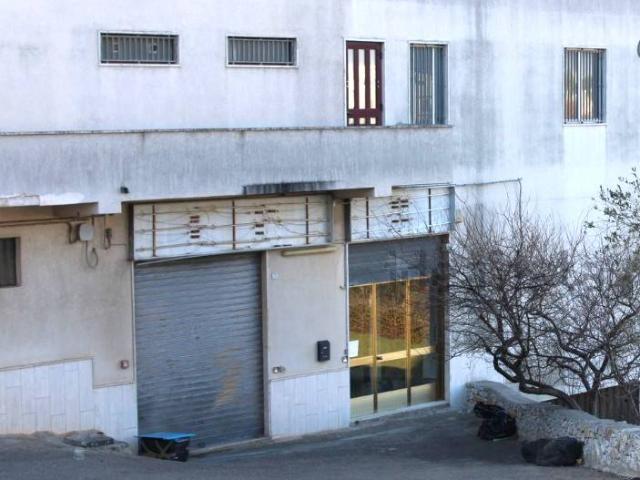 Locale Commerciale in vendita a Puglia, Bari