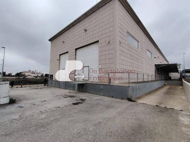 Locale Commerciale in vendita a Puglia, Bari