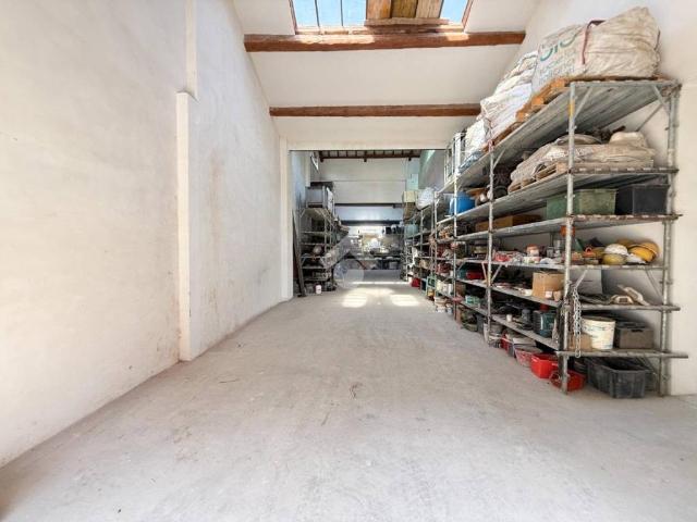 Locale Commerciale in vendita a Selvagreca, Lodi