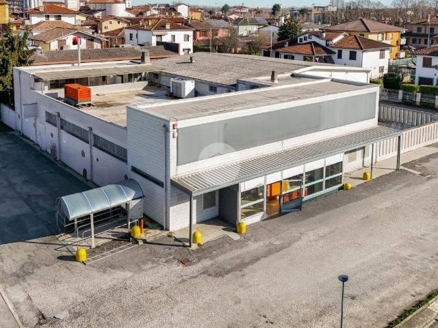 Locale Commerciale in vendita a Lodi Vecchio, Lombardia