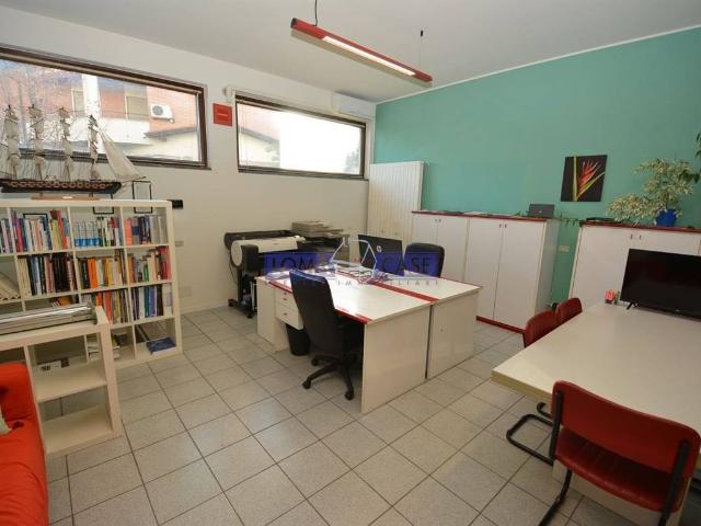 Locale Commerciale in vendita a Lomagna, Lombardia