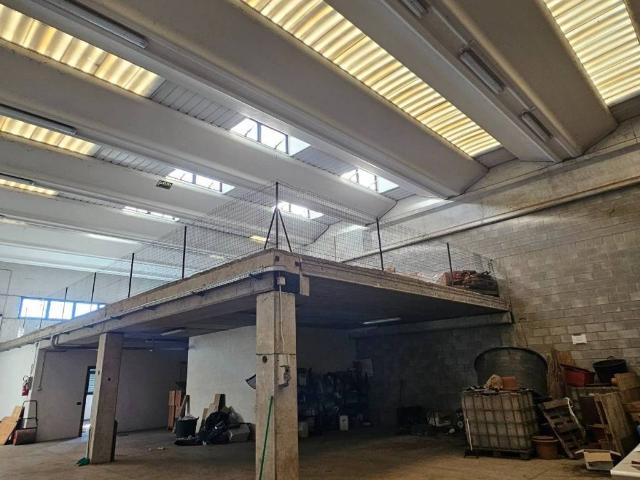 Locale Commerciale in vendita a Lomazzo, Lombardia