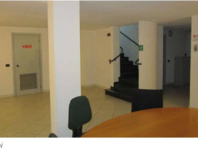 Locale Commerciale in vendita a Lonate Pozzolo, Lombardia