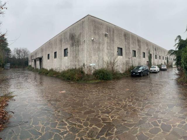 Locale Commerciale in vendita a Lonate Pozzolo, Lombardia
