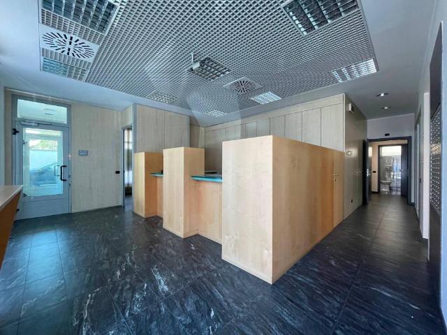 Locale Commerciale in vendita a Lonate Pozzolo, Lombardia