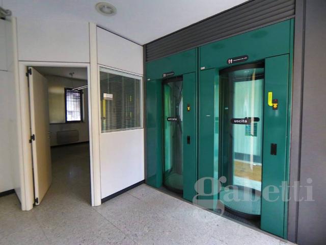 Locale Commerciale in vendita a Lonate Pozzolo, Lombardia
