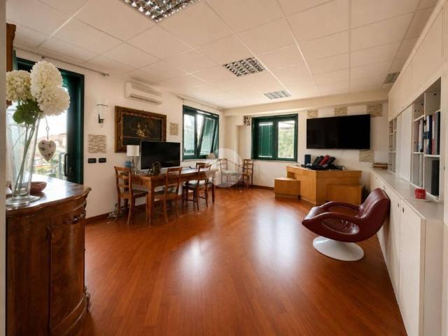 Locale Commerciale in vendita a Lonato, Lombardia