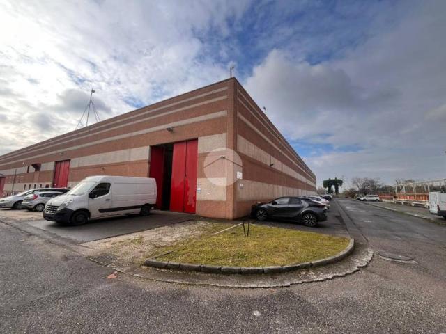 Locale Commerciale in vendita a Lonato, Lombardia