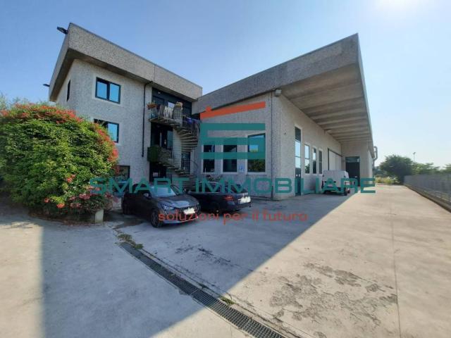 Locale Commerciale in vendita a Lonato, Brescia