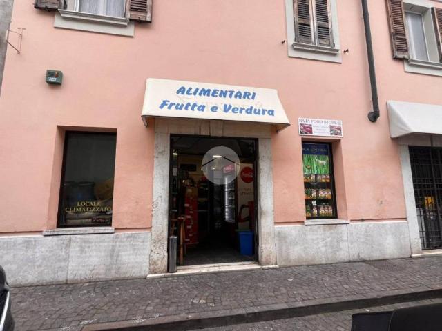 Locale Commerciale in vendita a Lonato, Lombardia