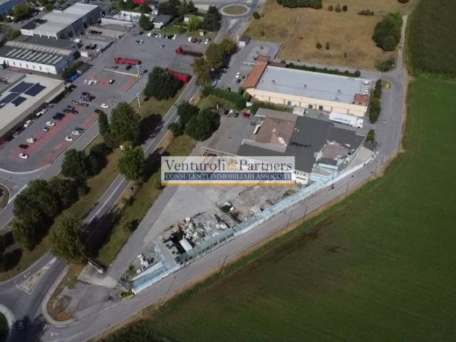 Locale Commerciale in vendita a Lonato, Lombardia