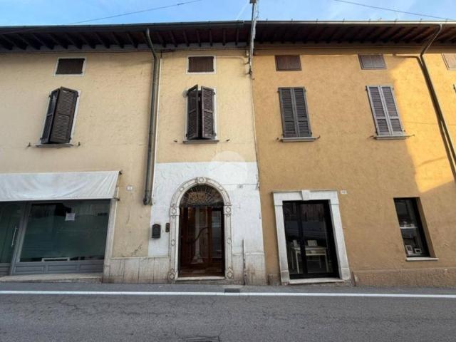 Locale Commerciale in vendita a Lonato, Lombardia