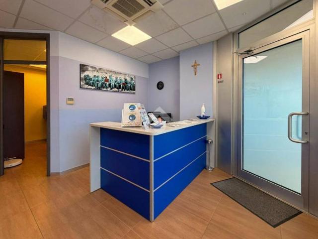 Locale Commerciale in vendita a Lonato, Lombardia