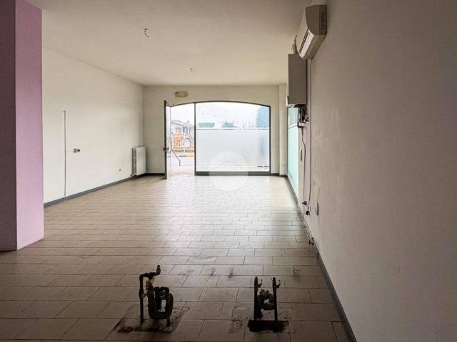 Locale Commerciale in vendita a Unione dei Comuni Bassa Bresciana Occidentale, Longhena