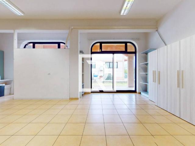 Locale Commerciale in vendita a Crocetta, Longiano