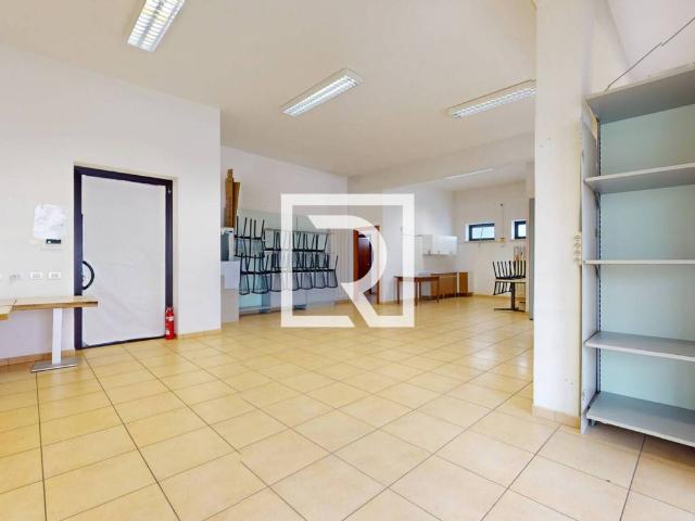 Locale Commerciale in vendita a Crocetta, Longiano