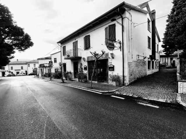 Locale Commerciale in vendita a Crocetta, Longiano