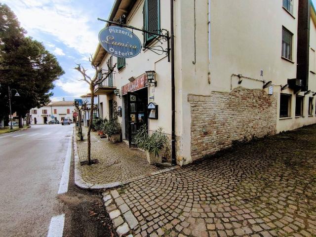 Locale Commerciale in vendita a Crocetta, Longiano