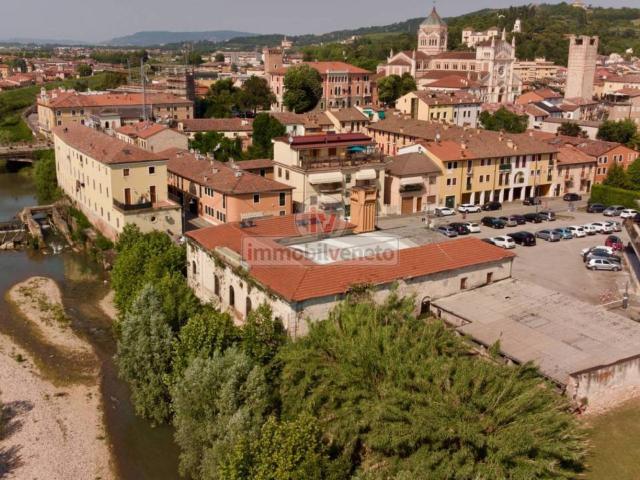 Locale Commerciale in vendita a Lonigo, Veneto