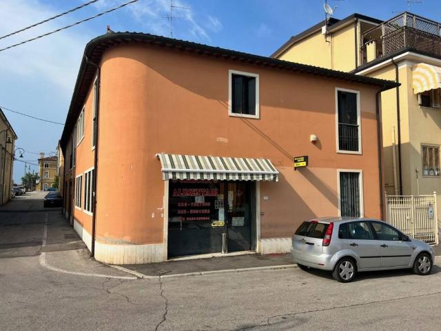 Locale Commerciale in vendita a Lonigo, Veneto