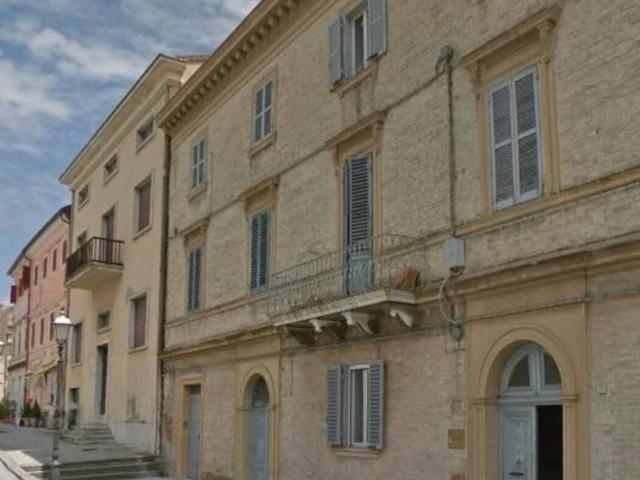 Locale Commerciale in vendita a Marche, Ancona