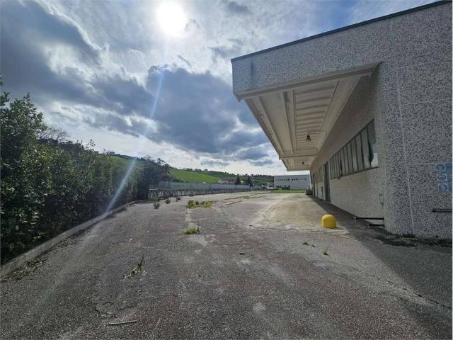 Locale Commerciale in vendita a Marche, Ancona