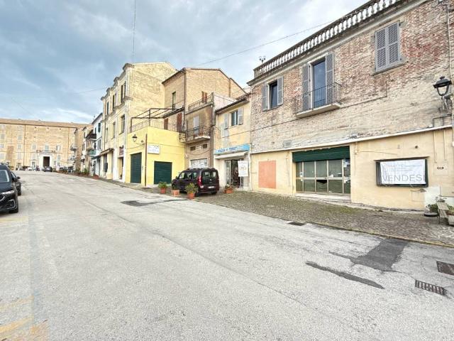 Locale Commerciale in vendita a Marche, Ancona