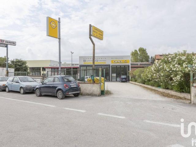 Locale Commerciale in vendita a Marche, Macerata