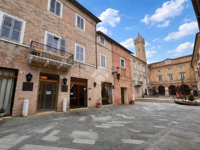 Locale Commerciale in vendita a Marche, Ancona