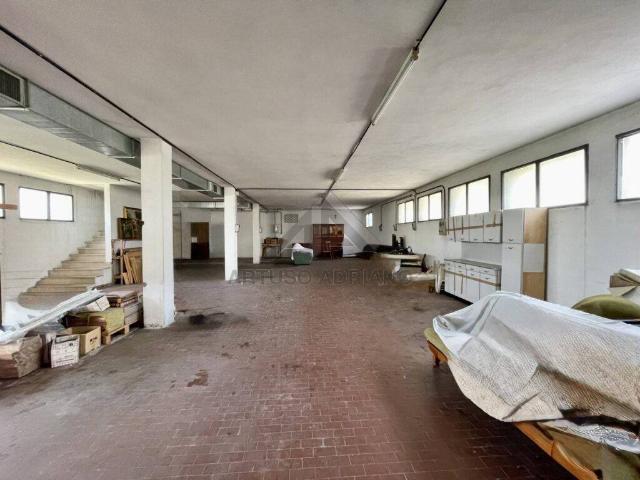 Locale Commerciale in vendita a Fonte, Loria