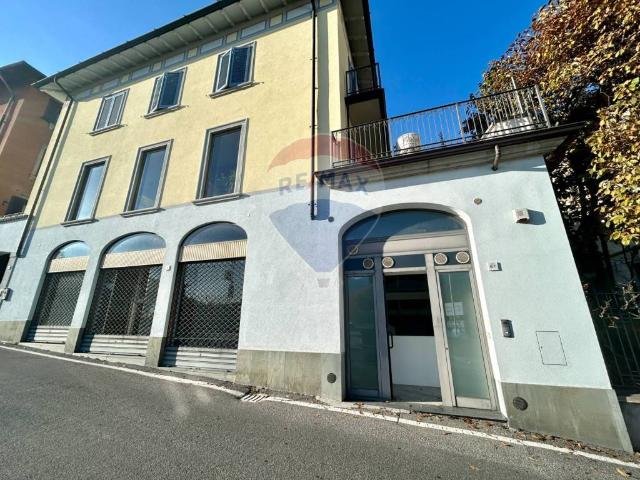 Locale Commerciale in vendita a Lovere, Lombardia