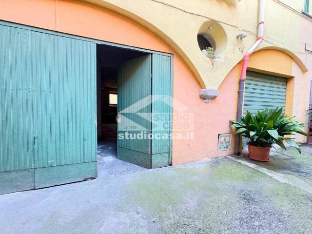 Locale Commerciale in vendita a Lovere, Lombardia