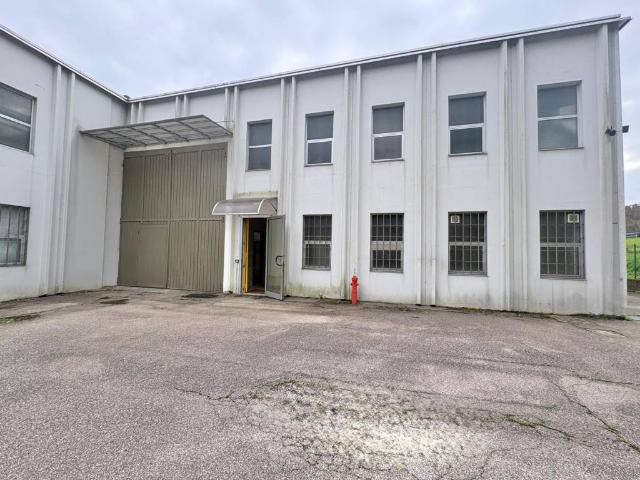 Locale Commerciale in vendita a Lozza, Lombardia