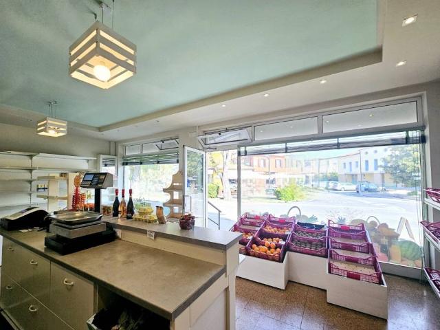 Locale Commerciale in vendita a Lozzo Atestino, Veneto