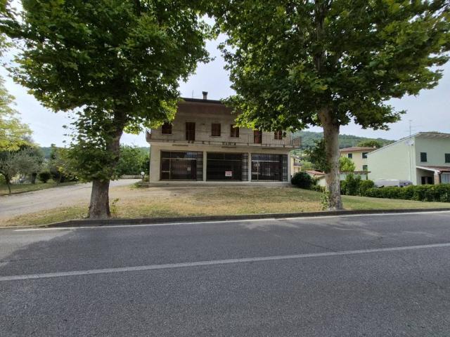 Locale Commerciale in vendita a Lozzo Atestino, Veneto
