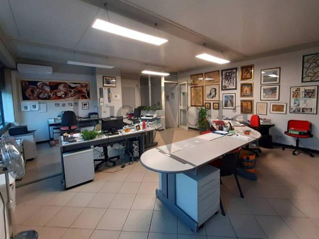 Locale Commerciale in vendita a Tempagnano di Lunata, Lucca