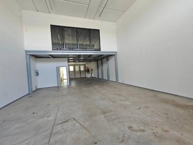 Locale Commerciale in vendita a Tempagnano di Lunata, Bagni Di Lucca Ponte