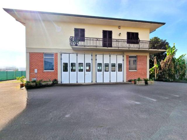 Locale Commerciale in vendita a Santissima Annunziata, Lucca