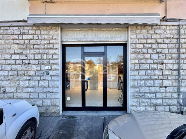 Locale Commerciale in vendita a Santissima Annunziata, Bagni Di Lucca Ponte