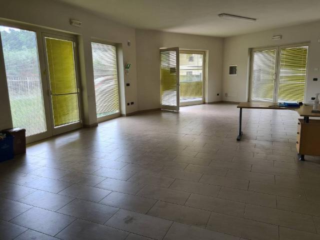 Locale Commerciale in vendita a Tempagnano di Lunata, Bagni Di Lucca Ponte