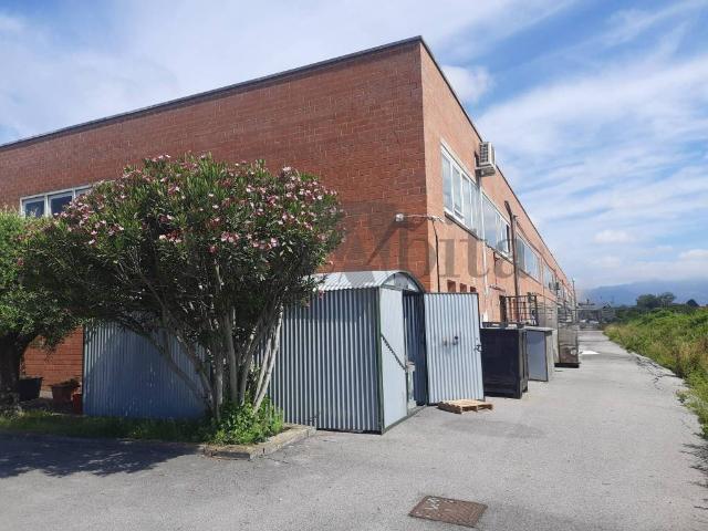 Locale Commerciale in vendita a Tempagnano di Lunata, Bagni Di Lucca Ponte