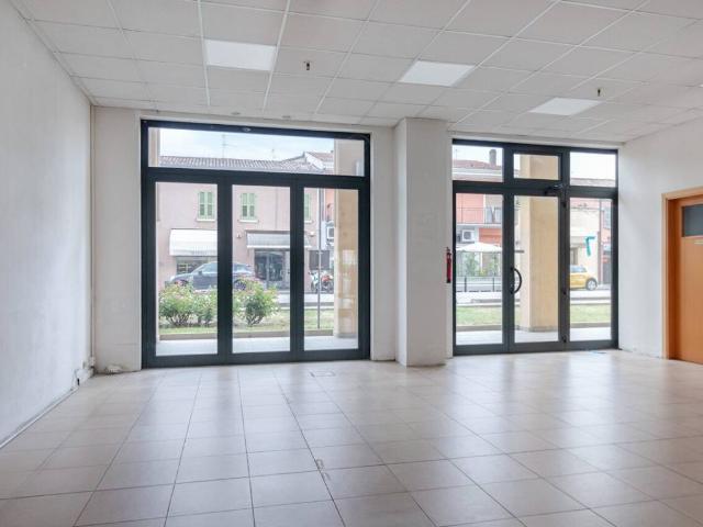 Locale Commerciale in vendita a Unione dei comuni della Bassa Romagna, Lugo
