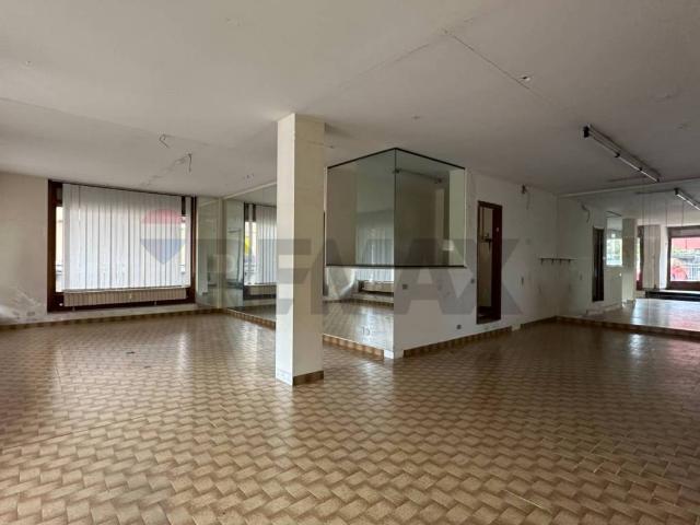 Locale Commerciale in vendita a Comunità Montana Valli del Verbano, Luino