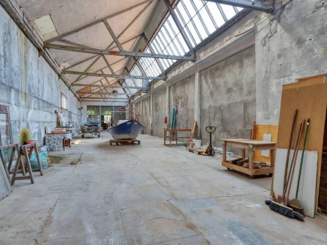 Locale Commerciale in vendita a Comunità Montana Valli del Verbano, Luino