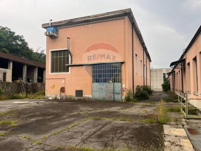 Locale Commerciale in vendita a Comunità Montana Valli del Verbano, Luino