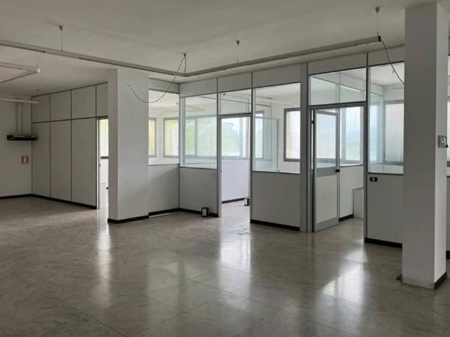 Locale Commerciale in vendita a Luisago, Como